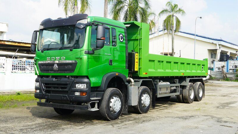 Tipper bucket truck